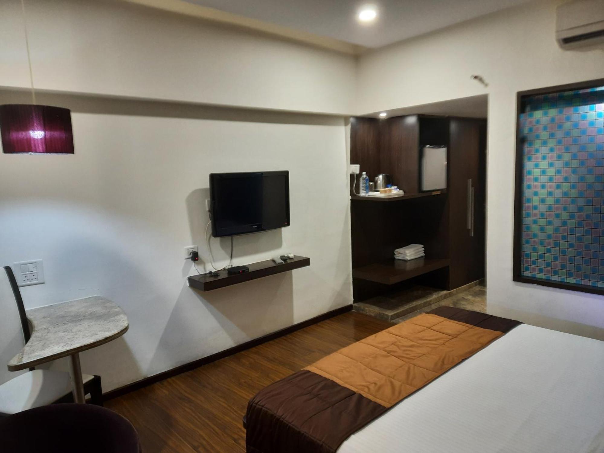 Hotel Lxia Hinjewadi - Indian Nationals Only Pimpri-Chinchwad Exterior foto