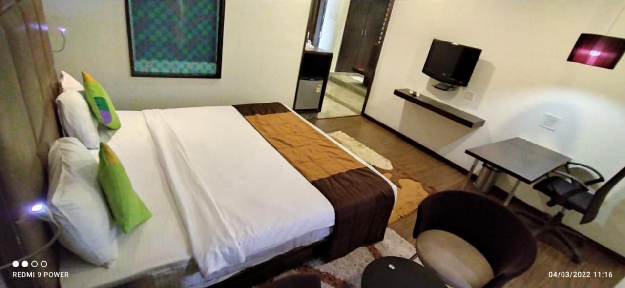 Hotel Lxia Hinjewadi - Indian Nationals Only Pimpri-Chinchwad Exterior foto